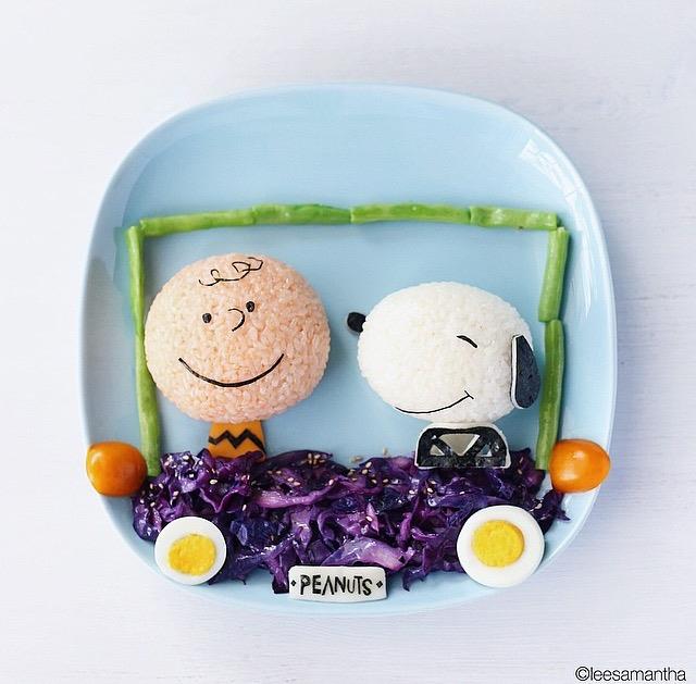 (a dupla clássica Charles M. Schulz, Snoopy e Charlie Brown, se transforma em vagem, arroz, ovo e repolho roxo vai pro prato na criação de Samantha Lee.  Foto: Reprodução/Instagram) 