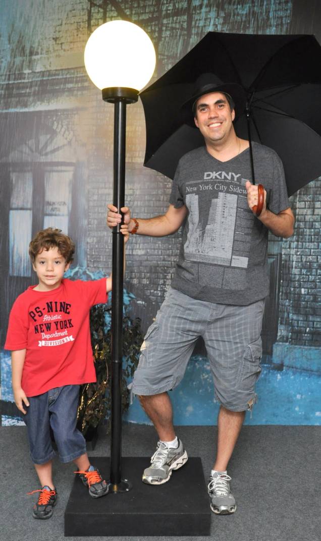 Cenário de Cantando na Chuva está disponível na Fnac Pinheiros Cenário de Cantando na Chuva está disponível na Fnac Pinheiros