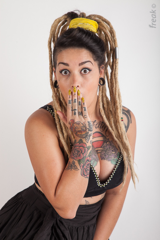 Lila P: dreads até a cintura, piercing, alargadores e tatuagens. Trabalha como tatuadora, modelo fotográfica e anda de patins. (Foto: Reprodução/Freak Models)