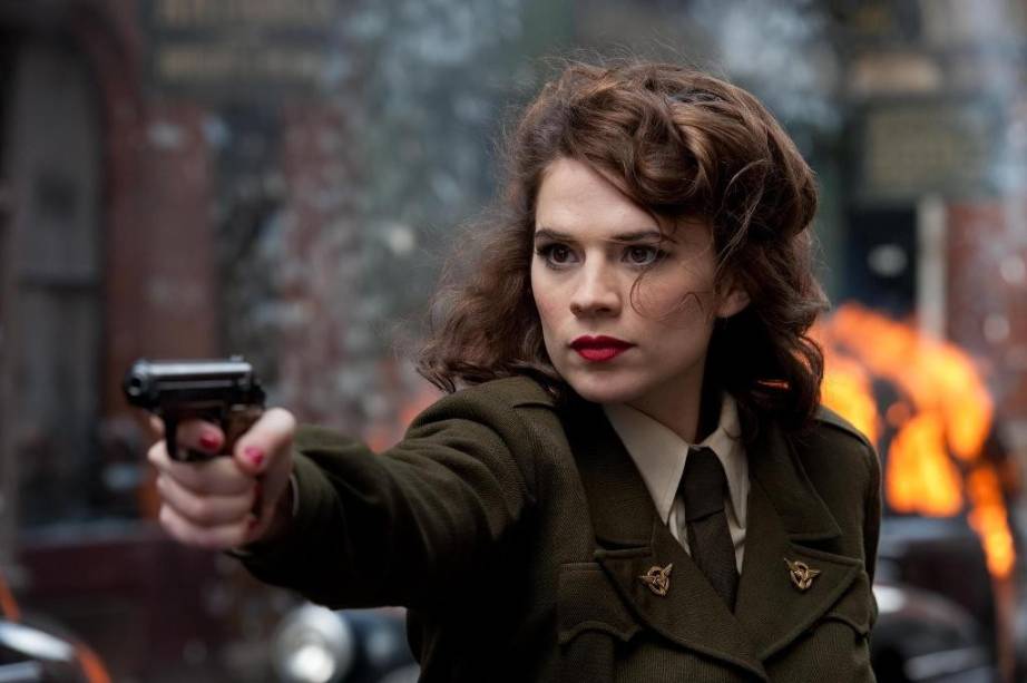 Peggy Carter: a moça que irá mexer com o coração do Capitão América é interpretada pela bela Hayley Atwell