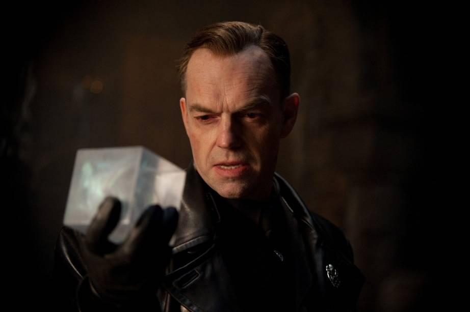 Hugo Weaving: ator interpreta Johann Schmidt e segura o Cubo Cósmico