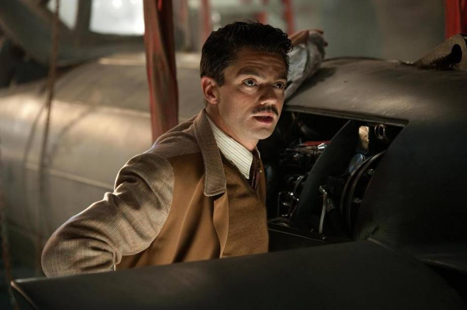 Dominic Cooper: ator interpreta o gênio da tecnologia Howard Stark, pai de Tony Stark, o Homem de Ferro