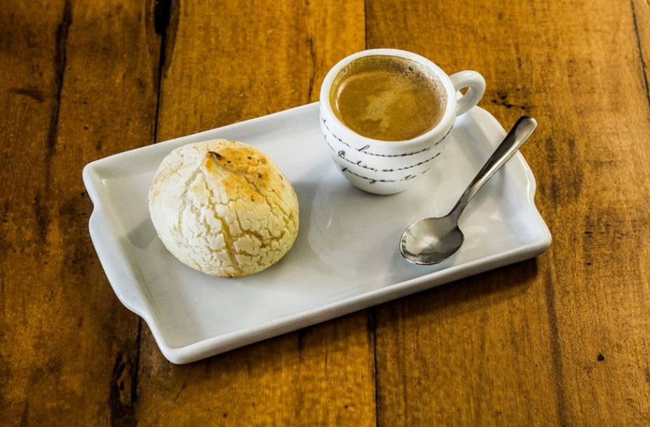 Café e o pão de queijo da Cafeteria Capo & Tino, cultura e gastronomia.