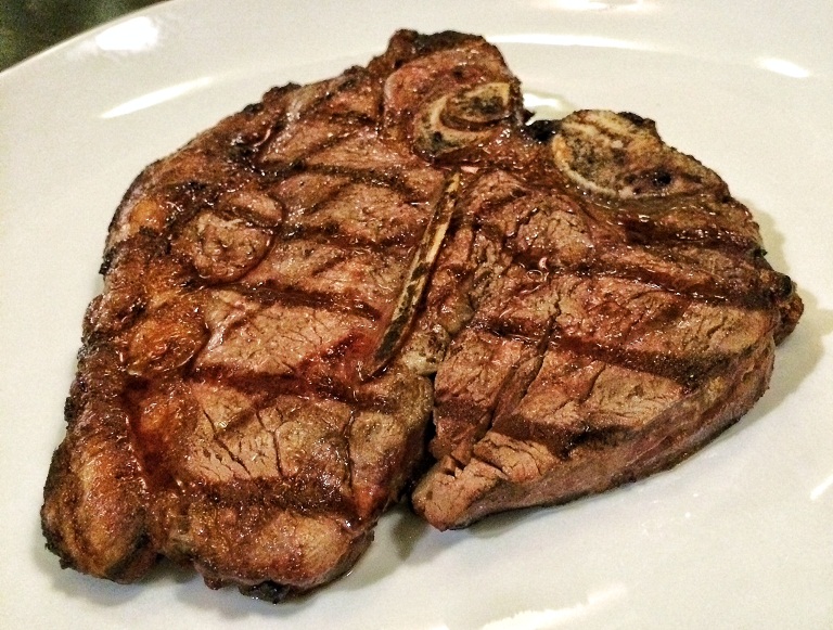 T-bone steak: uma das opções do cardápio