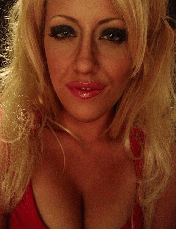 Carly Paige: maquiadora fica famosa na internet copiando looks de famosos