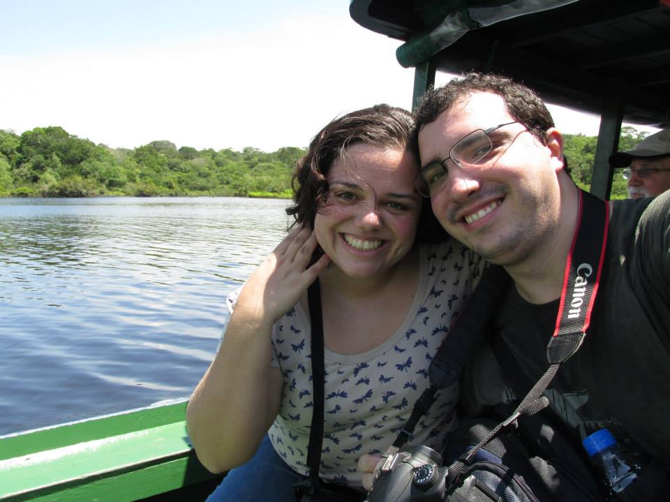 Carol e Paulo, navegando pelas águas do Rio Negro: lua de mel aventureira (crédito: arquivo pessoal)