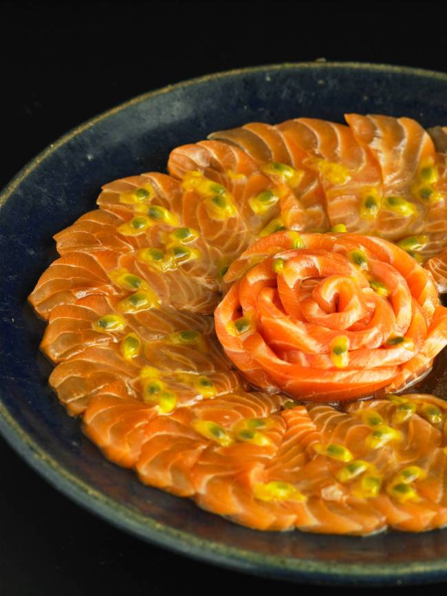 Carpaccio de salmão e maracujá do SassáSushi