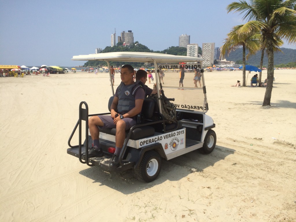São seis carrinhos de golfe utilizados para patrulhar as praias do Itararé e Gonzaguinha (Foto: Fábio Lemos Lopes)