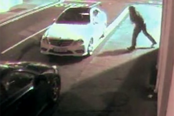 Assaltante tenta quebrar vidro de carro e é surpreendido por um golpe do destino