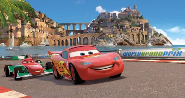 Relâmpago McQueen seguido de perto por Francesco: na animação Carros 2, as corridas chegam às pistas internacionais