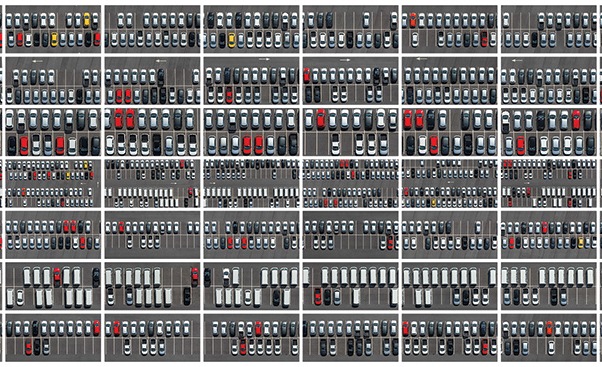 Carros Novos (2014): composição feita de imagens aéreas de estacionamentos