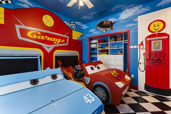 O dono da casa em Orlando não economizou na imaginação e, neste quarto infantil, colocou duas camas no formato dos veículos de Carros
