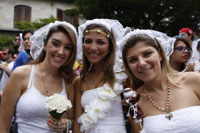 Santo Antônio também caiu na folia com as noivas (Foto: Ricardo D'Angelo/Veja SP)