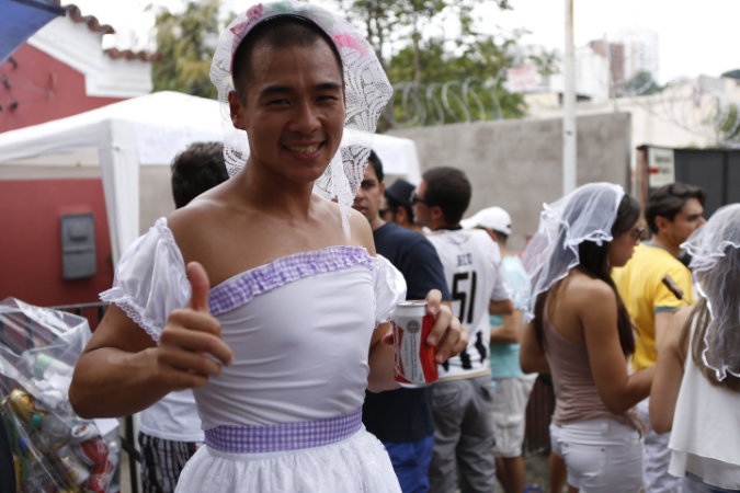 Homens também se vestiram para casar no bloco Casa Comigo (Foto: Ricardo D'Angelo/Veja SP)