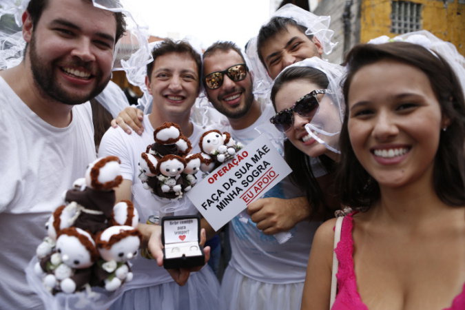 Foliões fizeram pedidos de casamento bem-humorados (Foto: Ricardo D'Angelo/Veja SP)