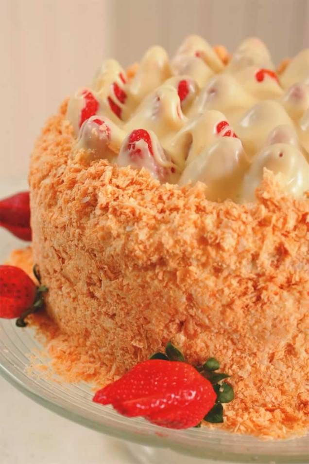 Bolo espetáculo da Casa da Sobremesa: recheio de morango, chantili e chocolate branco Bolo espetáculo da Casa da Sobremesa: recheio de morango, chantili e chocolate branco