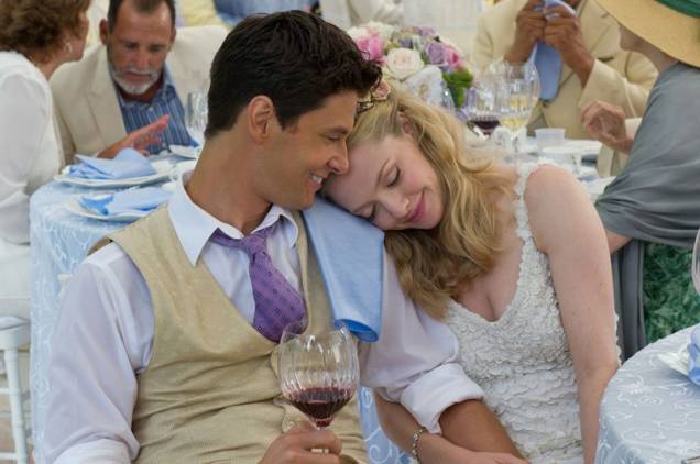 O Casamento do Ano: os noivos Alejandro (Ben Barnes) e Missy (Amanda Seyfried)