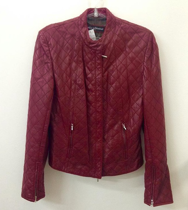 Jaqueta vermelha de couro, Sylvie Schimmel, R$ 450,00. (Foto: Reprodução/Instragram)