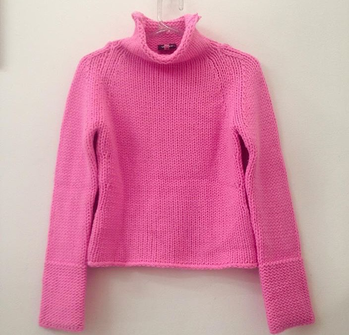 Blusa rosa Versace, R$ 129,00. (Foto: Reprodução/Instagram)