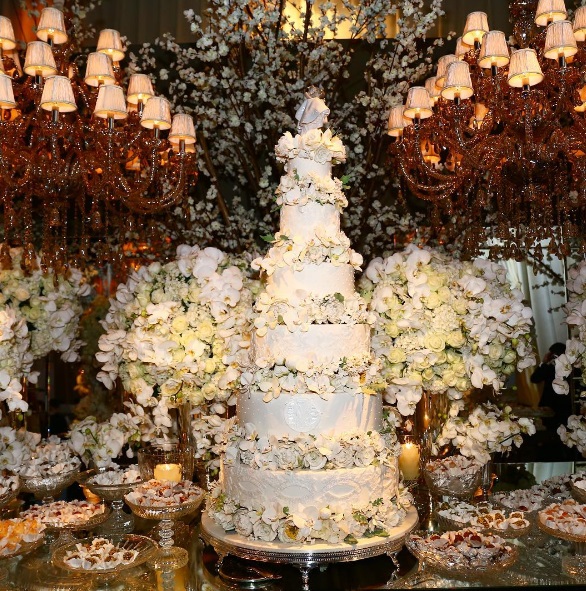 A suntuosa mesa de doces: tudo lindo-maravilhoso, mas em escala enorme (Foto: Reprodução/Instagram)