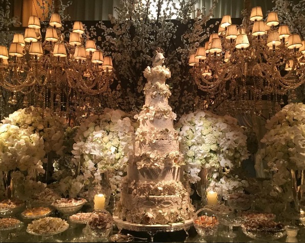 A mesa de Lala Noleto: bolo gigante (Foto: Reprodução/Instagram)