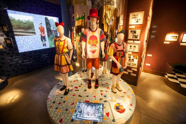 São exibidos figurinos originais usados pelo elenco, como as roupas de Biba), Pedro e Zequinha
