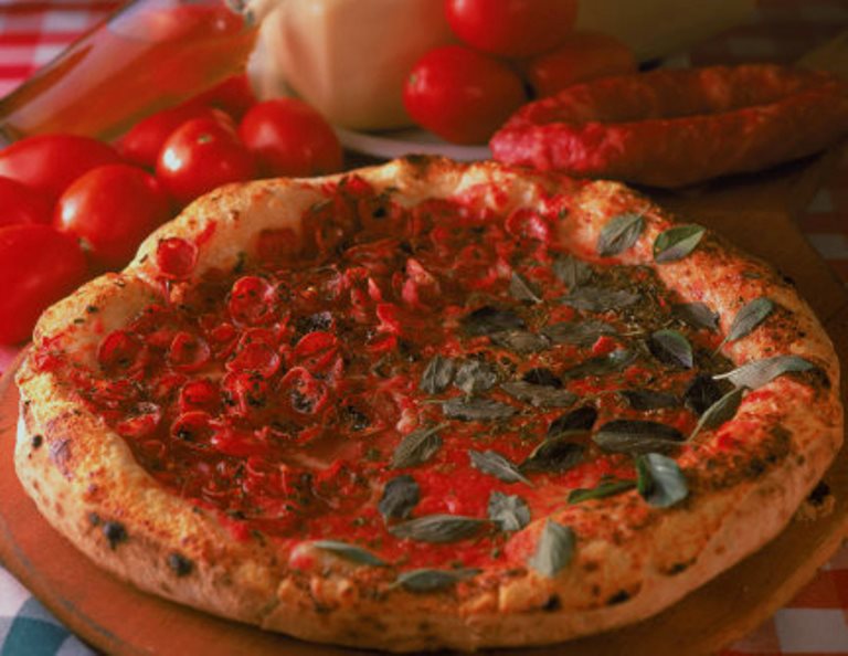 Meio a meio: calabresa e margherita no discão de bordas largas (Foto: Mário Rodrigues)