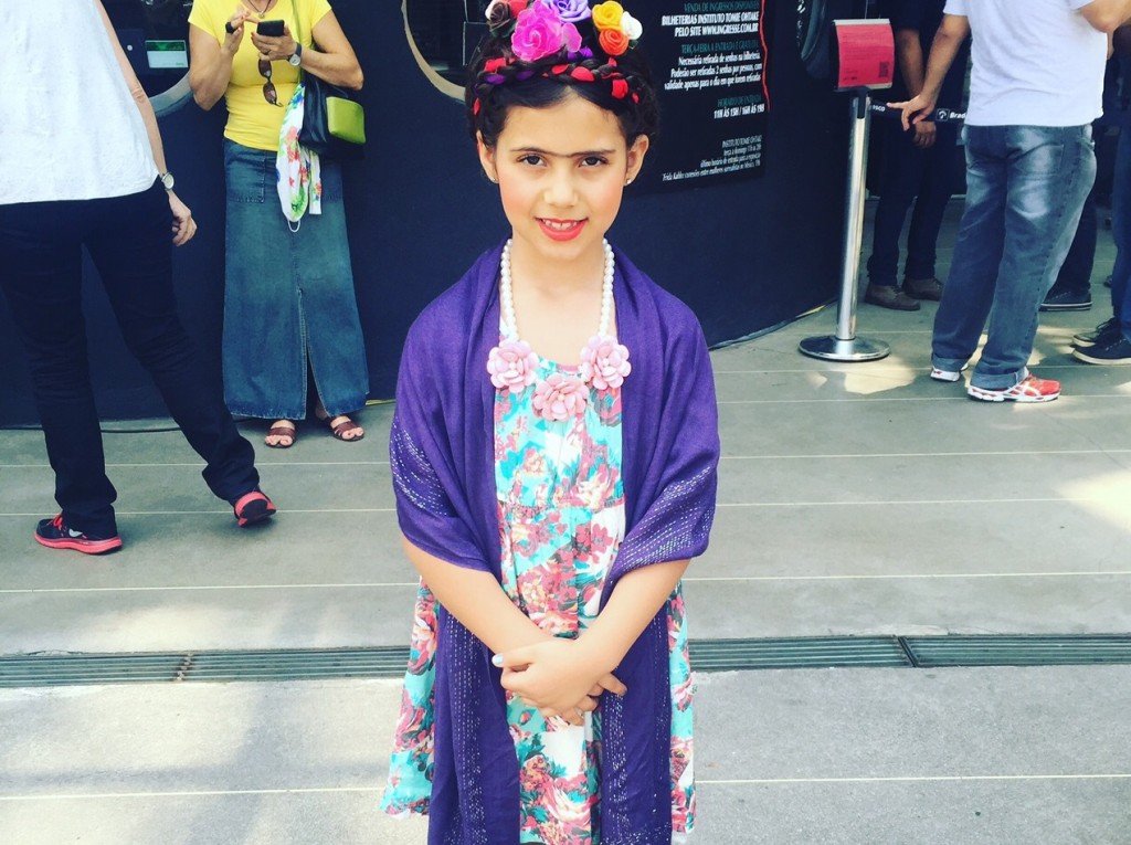 A pequena Catarina, que foi à exposição vestida de Frida Kahlo