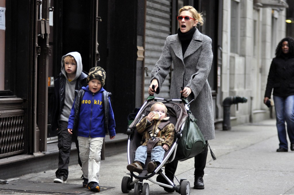 Vencedora de duas estatuetas do Oscar, Cate Blanchett leva o trio de filhos para a rua