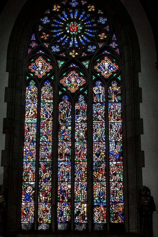Um dos vitrais da lateral da Catedral da Sé
