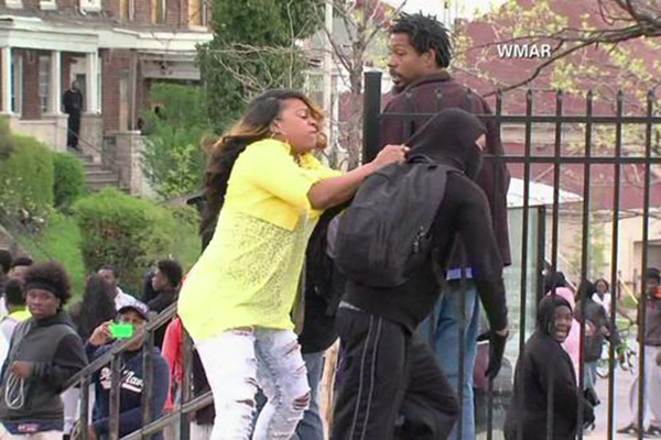 Mãe furiosa tira filho de protesto aos tapas e vídeo faz barulho na internet