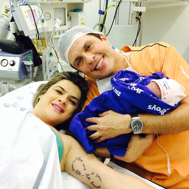 O humorista Ceará com a mulher, Mirella Santos, na maternidade na manhã deste domingo