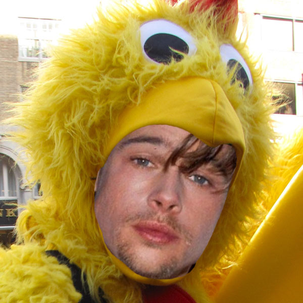 Pode imaginar Brad Pitt fantasiado de galinha para vender comida fast-food?