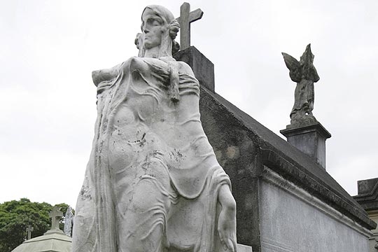 Cemitério do Araçá: esculturas com influências do catolicismo