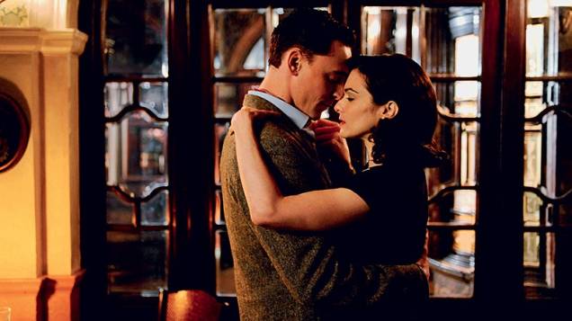 Amor Profundo: o drama com os atores Rachel Weisz e Tom Hiddleston cria uma atmosfera de romantismo a partir de um texto escrito em 1952 por Terence Rattigan, um dos dramaturgos ingleses mais prestigiados do século XX Amor Profundo: o drama com os atores Rachel Weisz e Tom Hiddleston cria uma atmosfera de romantismo a partir de um texto escrito em 1952 por Terence Rattigan, um dos dramaturgos ingleses mais prestigiados do século XX