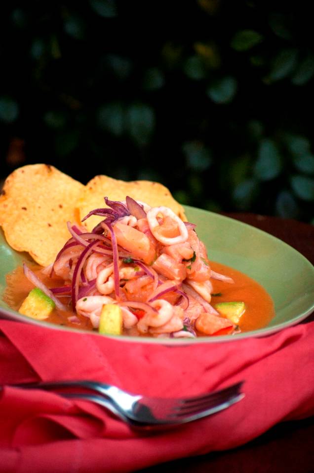 Suri: ceviche de peixe branco, camarão e lula com cubos de abacate