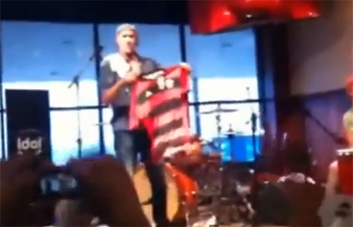 Baterista do Red Hot Chili Peppers limpa bumbum com a camisa do Flamengo e depois se retrata