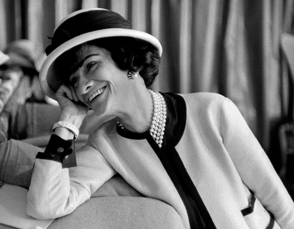 A estilista Coco Chanel e sua marca registrada/reprodução