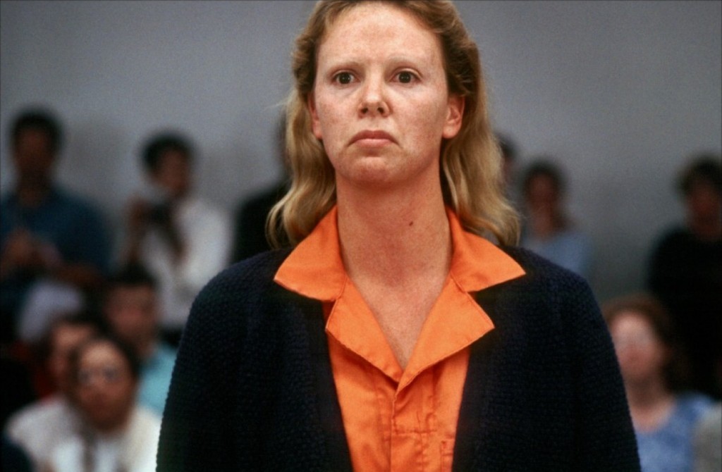Charlize Theron engordou 13 kg e raspou as sobrancelhas pra viver a serial killer Aileen Wuornos no filme “Monster - Desejo Assassino (2003).