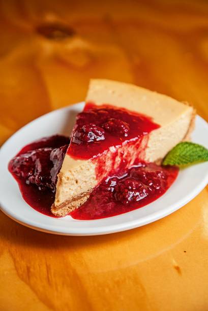 Cheesecake de doce de leite com frutas vermelhas