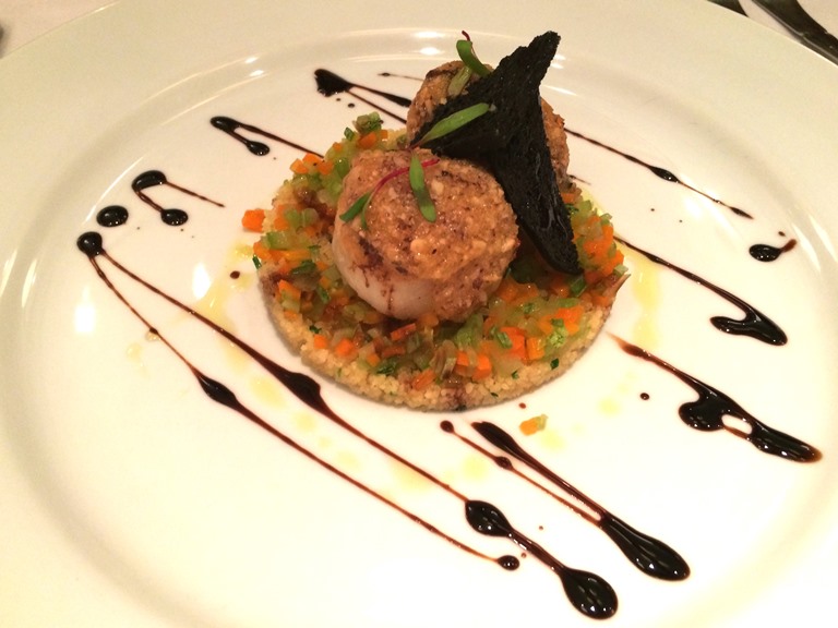 Vieira empanada em avelã com cuscuz: criação de Deparday que permanece no menu do Chef Rouge
