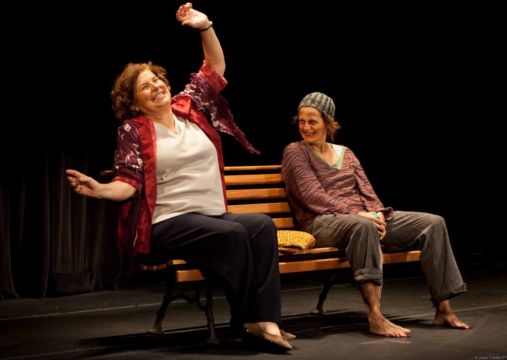 Claudia Mello e Denise Fraga na peça que poderá ser vista no domingo (19) na Praça Roosevelt (Fotos: João Caldas)