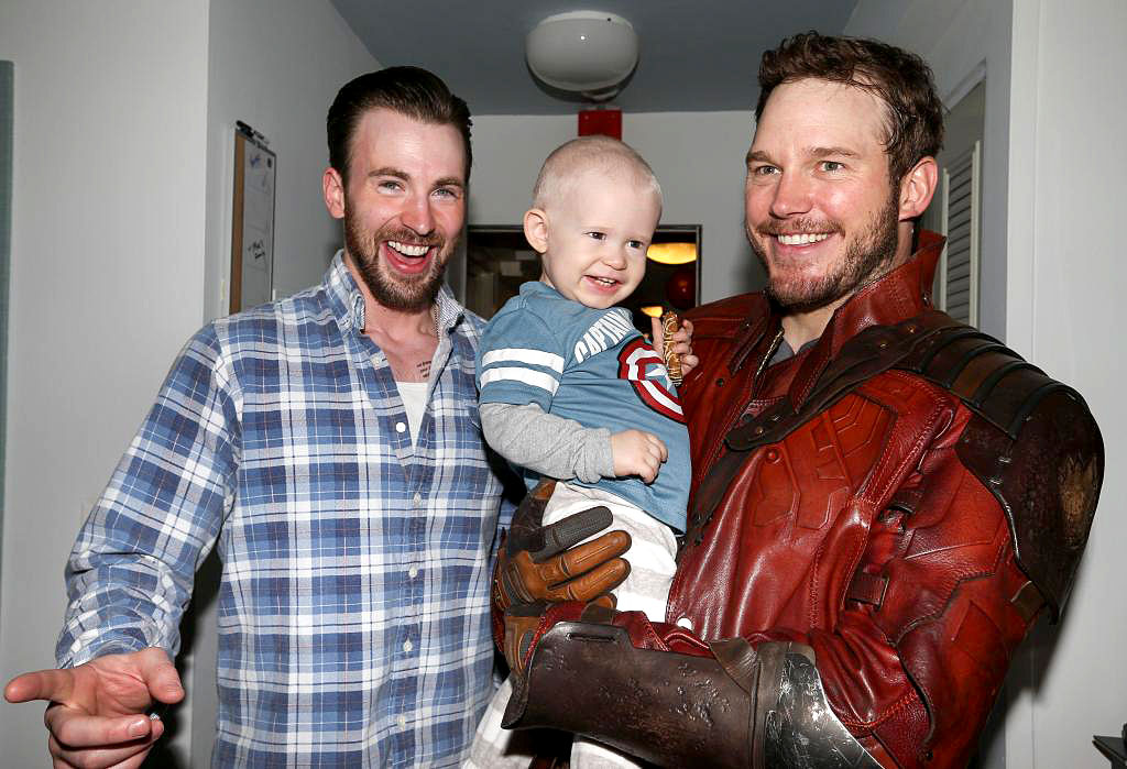 Chris Evans e Chris Pratt visitam criança com câncer, em Boston