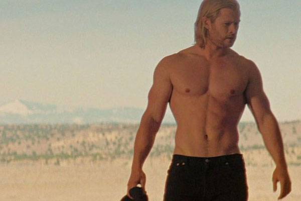 Chris Hemsworth sem camisa em fotos do filme do diretor de 'O Segredo da  Cabana' - CinePOP