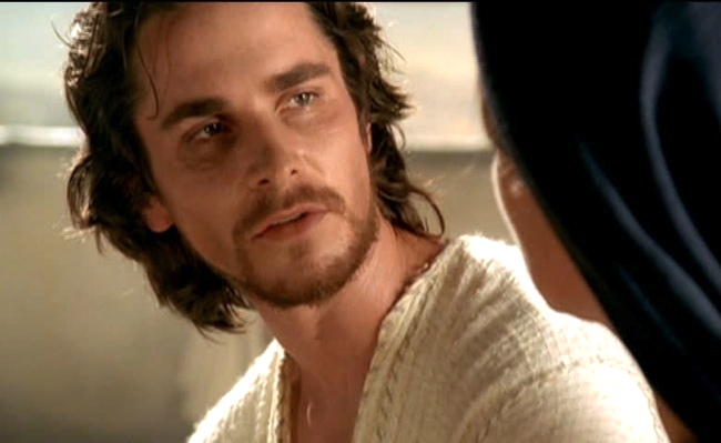 Christian Bale em Maria, em Nome da Fé (1999)