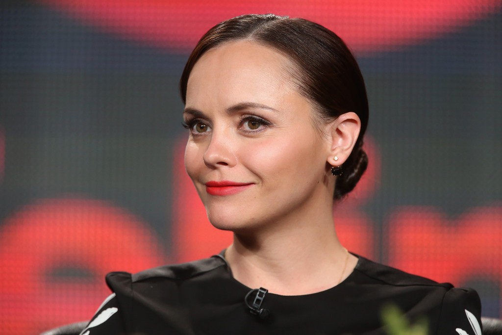 Christina Ricci, 35 anos, ficou marcada como a Wandinha, de A Família Addams