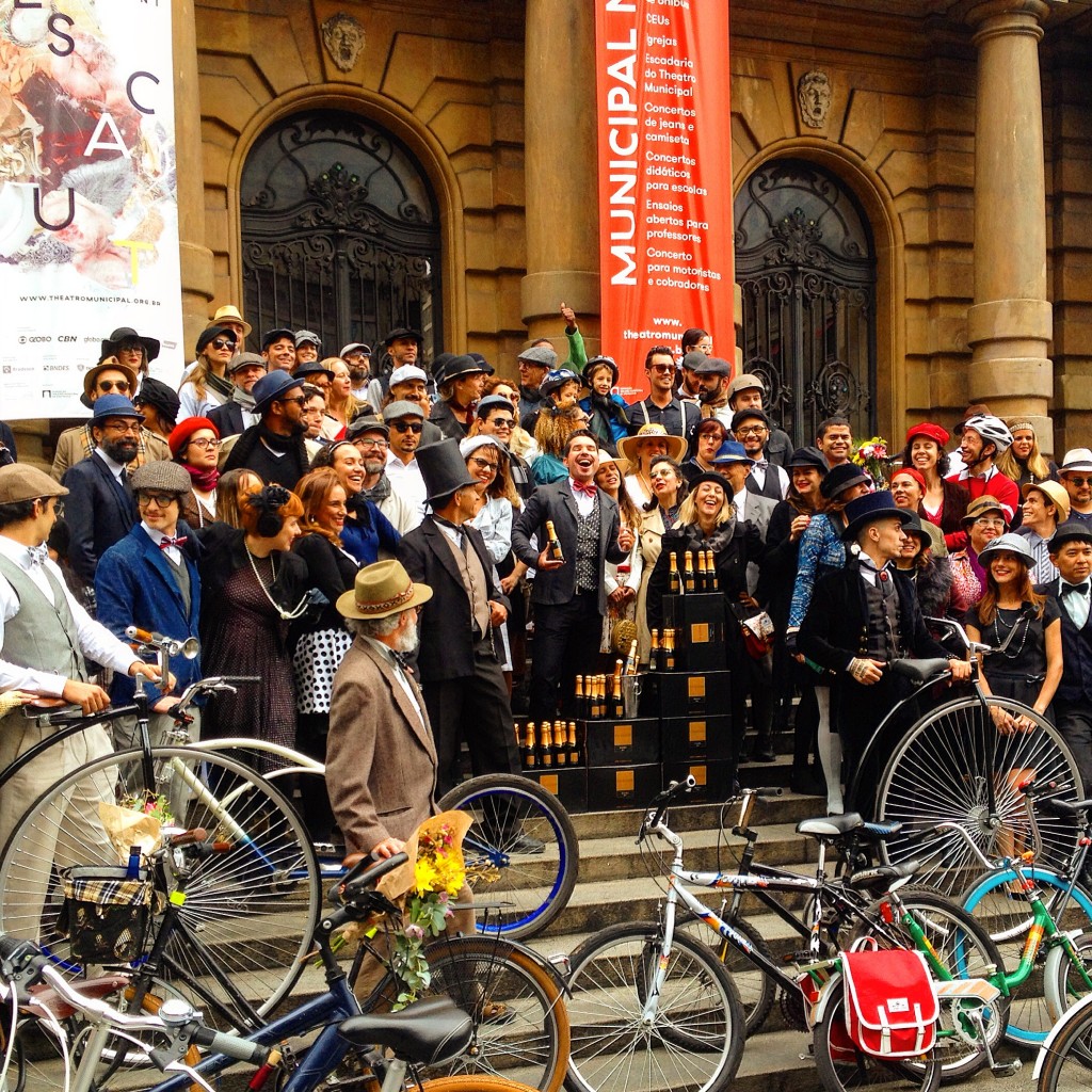 Ciclistas reunidos em frente ao Teatro Municipal, no centro da cidade
