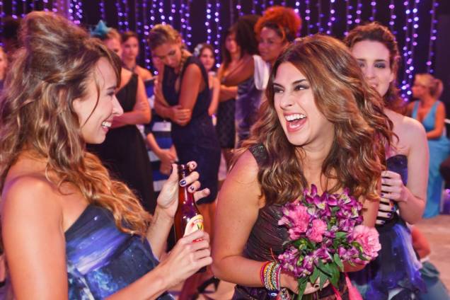A namorada vingativa: Fernanda Paes Leme (à direita) posta um vídeo constrangedor de Bruno na internet A namorada vingativa: Fernanda Paes Leme (à direita) posta um vídeo constrangedor de Bruno na internet