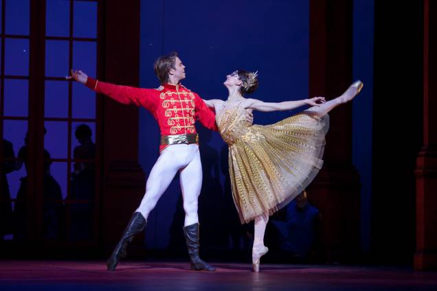 Matthew Golding e Anna Tsygankova em Cinderella: espetáculo do Dutch National Ballet
