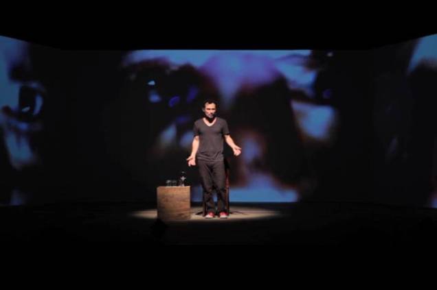 Enrique Diaz na peça Cine_Monstro Enrique Diaz na peça Cine_Monstro